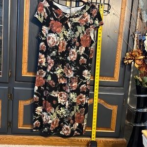 Venus floral print figure fitting style dress! Size XL, NWOT
